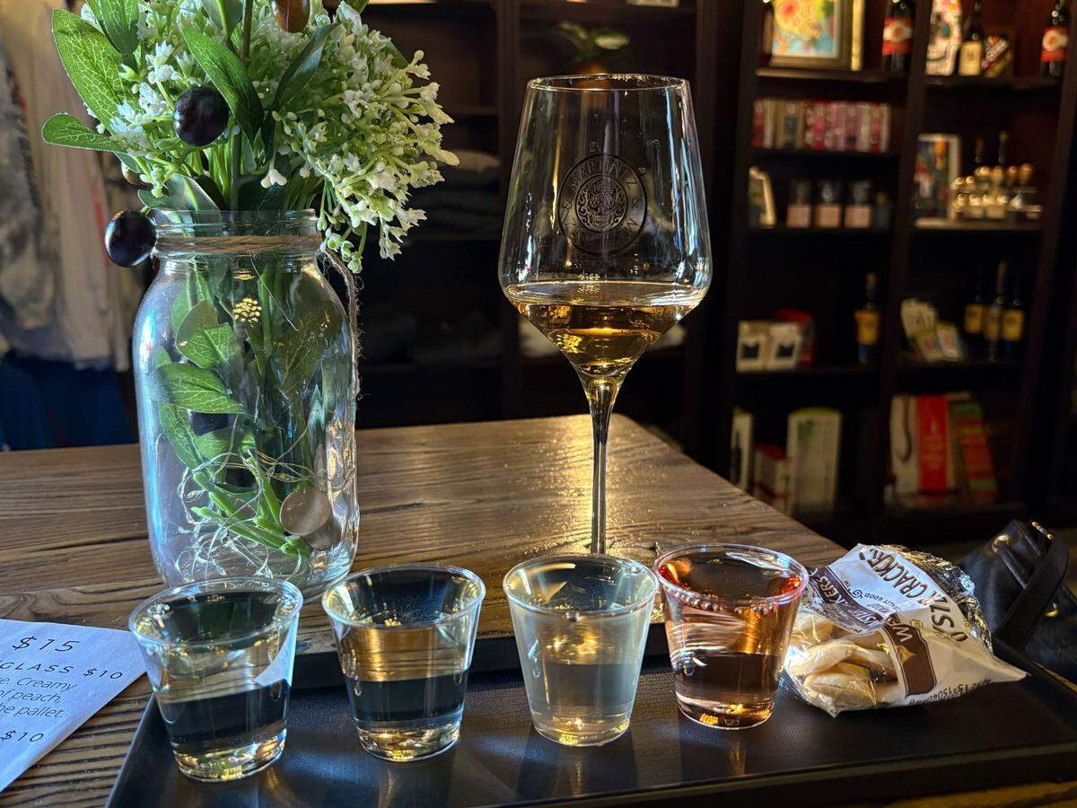This white wine flight at Martinez and Martinez Winery features five wines from 2022 and 2023. 