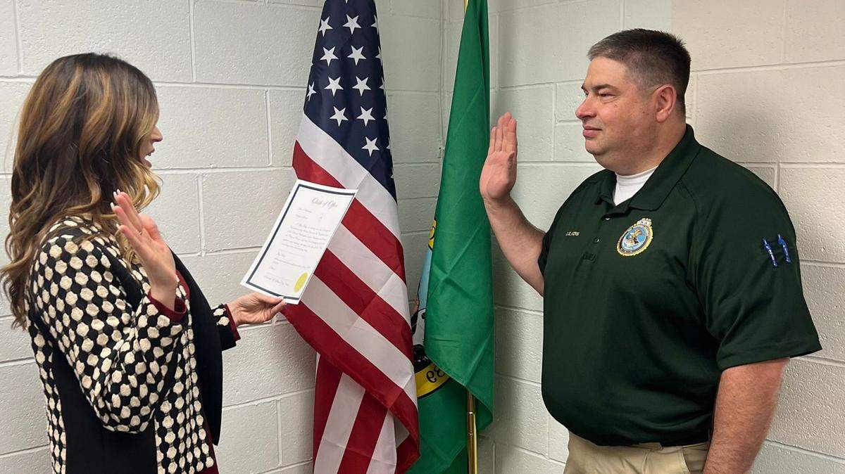 City Clerk Rachel Shaw administers the Oath of Office to Police Chief Jay King.