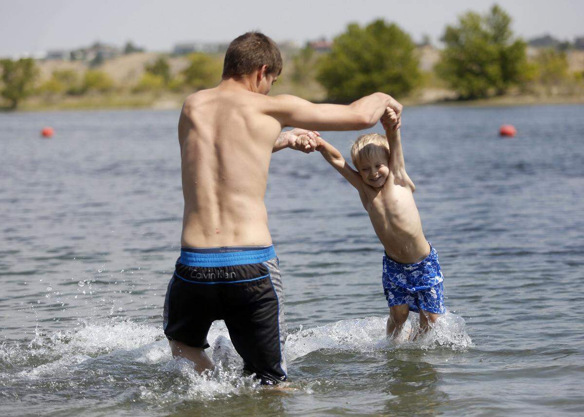 A Richland nurse is pushing to ban motorized watercraft from the sliver of Columbia River that runs between Nelson Island and Leslie Groves Park to protect swimmers, kayakers and boaters from accidents in the shallow section of river.