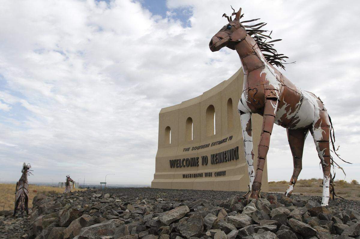 The three horse sculptures at the south entrance to Kennewick have been removed.