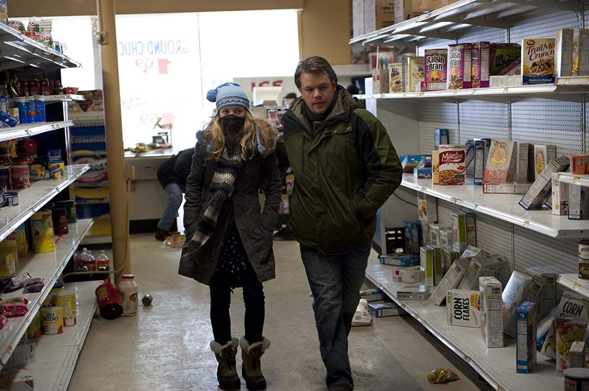 Matt Damon and Anna Jacoby-Heron in Contagion (2011).