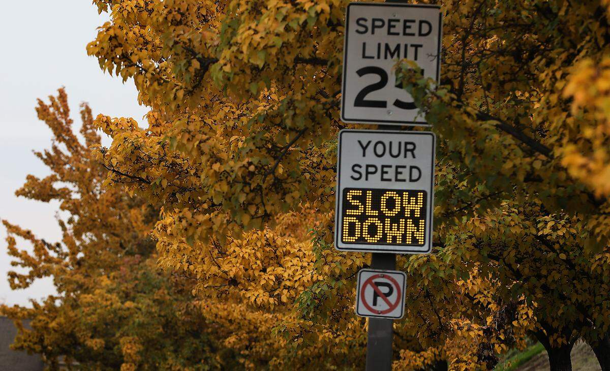 Aa approaching traveling eastbound on Canyon Lakes Drive near West 40th Place triggers a SLOW DOWN display on the radar display sign in the Canyon Lakes neighborhood in Kennewick. The message sign alternates between the speed and slow down when vehicles are traveling above the posted speed limit.