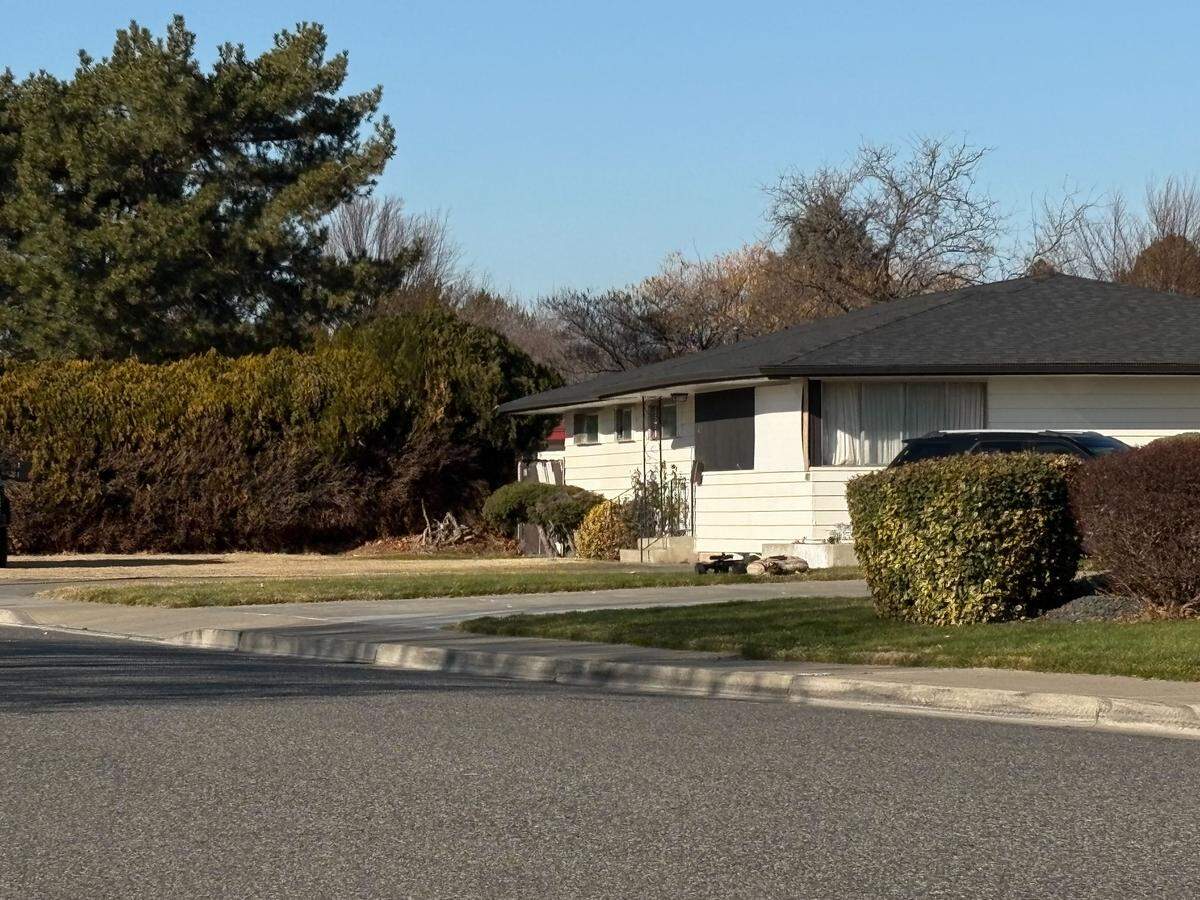 An officer’s gun and bag laid on the grass near the home on the 1600 block of Woodbury Street involved in a standoff on Jan. 14. Richland Police told the Herald the standoff involved a suspect from an armed robbery case the weekend prior.