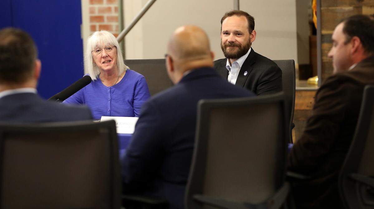 Sen. Patty Murray holds a roundtable discussion about Hanford at the UA Local 598 building in Pasco. 