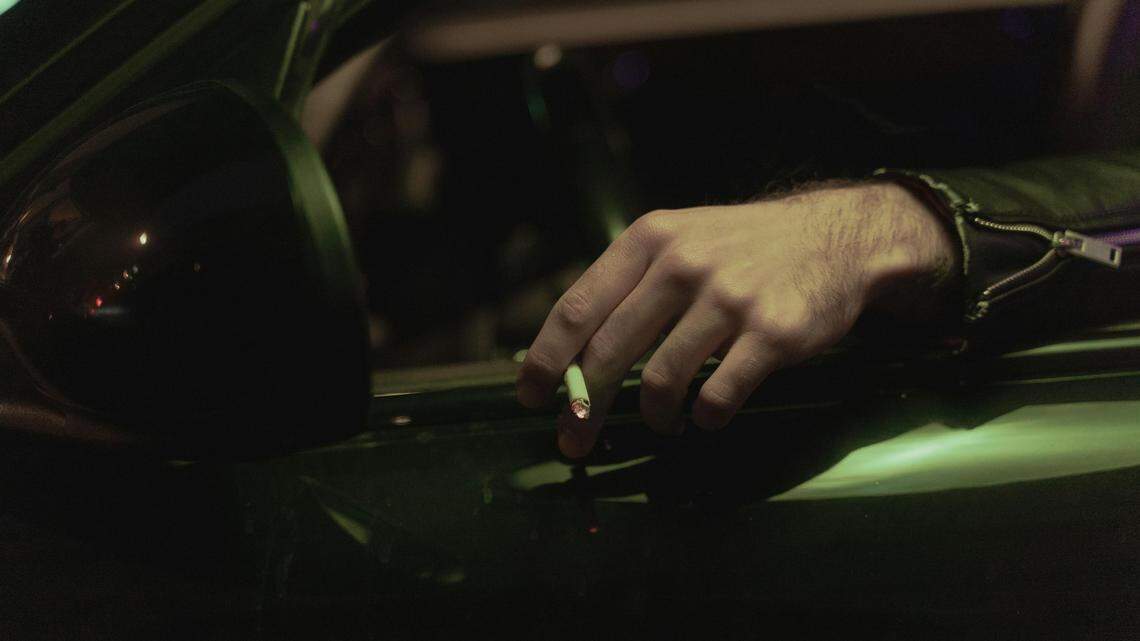 Can I get a ticket for smoking or vaping while driving in WA? What the law says