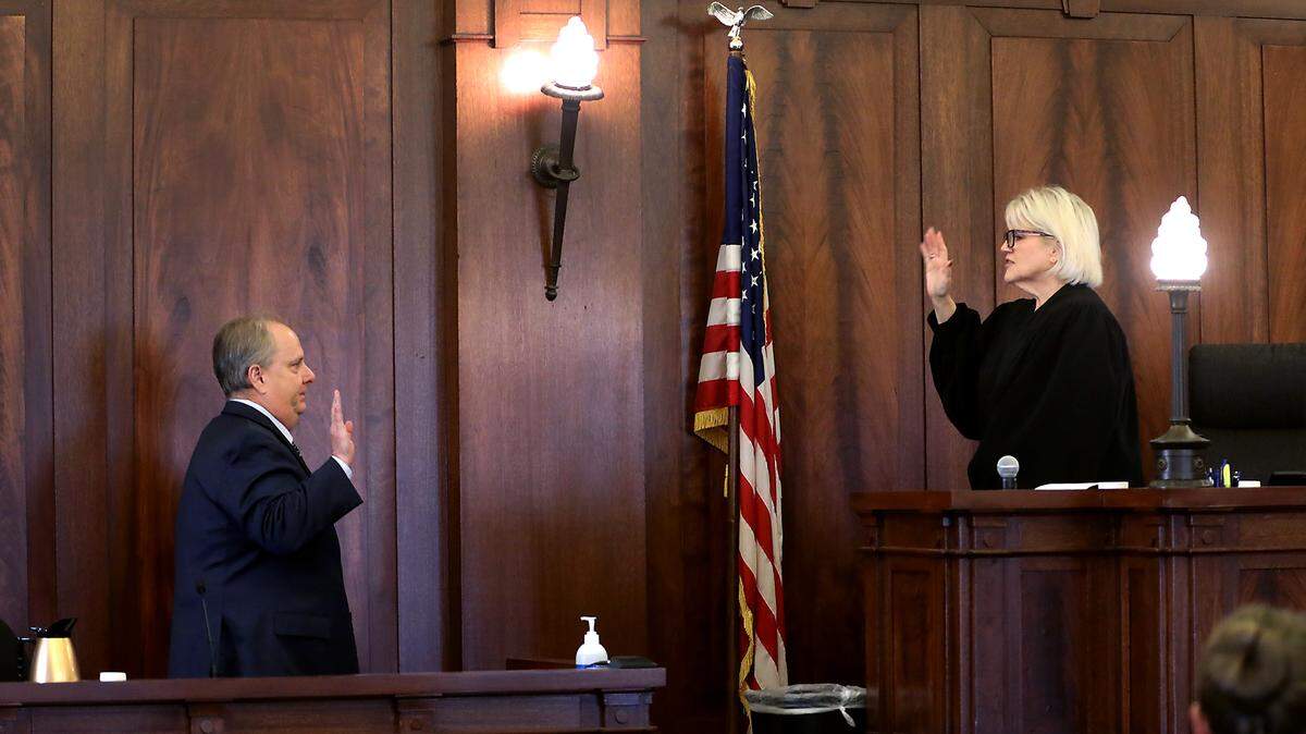 Judge Jackie Shea Brown, right, swears in prosecution expert psychologist Richard Yocum Wednesday morning during the murder trial for Joshua D. Davis in Pasco. 
