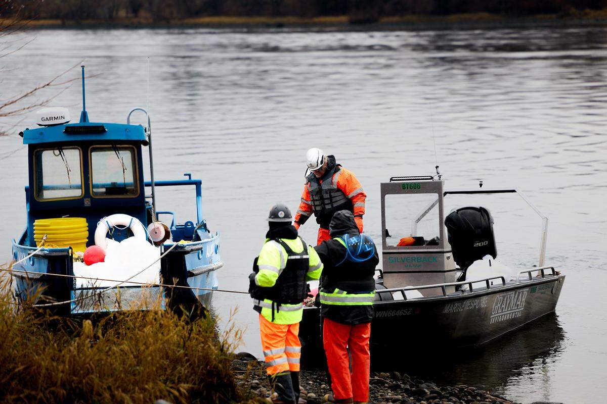Environmental clean-up crews from GrayMar Environmental were contracted by the Washington State Department of Ecology to clean up the oil leak downstream from Priest Rapids Dam just south of the Vernita Bridge. The clean-up effort is expected to last for several days.