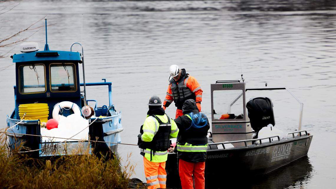 Environmental clean-up crews from GrayMar Environmental who were contracted by the Washington State Department of Ecology to clean up the oil leak downstream from Priest Rapids Dam just south of the Vernita Bridge. The clean-up effort is expected to last for several days.