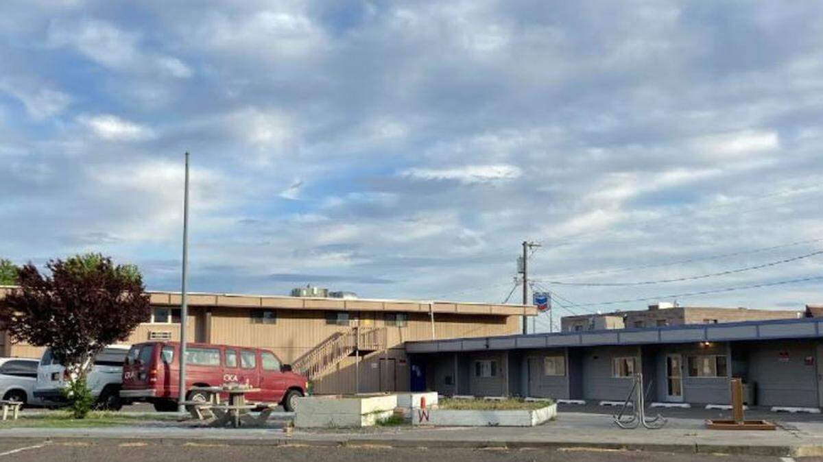 A Kennewick apartment complex was declared unsafe and residents told they had to vacate their homes because of dangerous fire code violations.