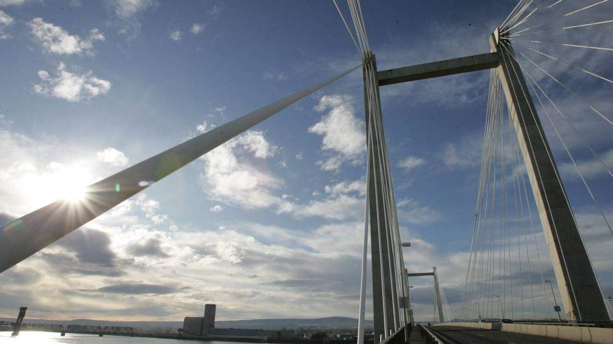 A 27-year-old Kennewick man died late Sunday when his car left the roadway and hit a tree near the cable bridge in Kennewick.