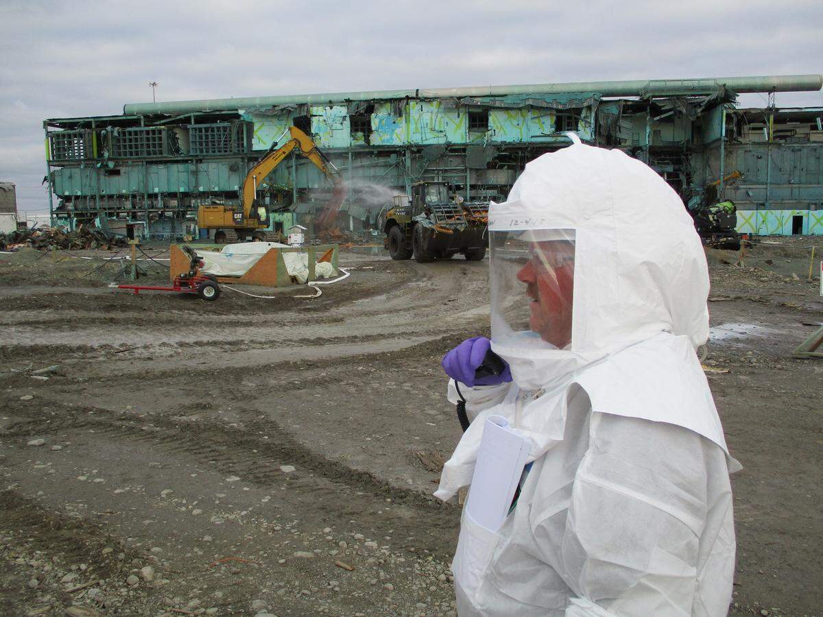 Jason Kevan, a fieldwork supervisor at the Hanford Plutonium Finishing Plant, manages loading up demolition debris on the south side of the plant. Demolition work at the plant could resume on Tuesday.