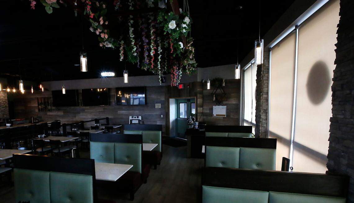 The new La Bella Vita has seating for dining, an outdoor patio and also offers a bar with televisions for watching sports.