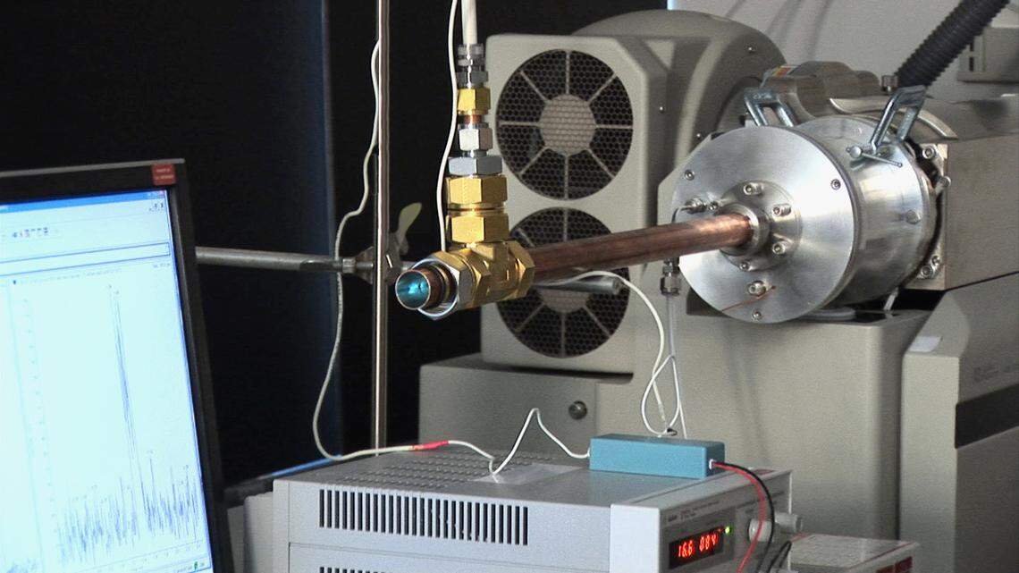 A quick, accurate and highly sensitive process to reliably detect minute traces of explosives and illicit drugs has been demonstrated by scientists at Pacific Northwest National Laboratory.