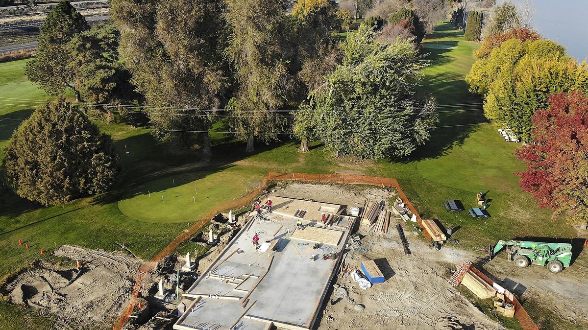 Construction workers frame the walls Monday for Kennewick’s $1.1 million Columbia Park Golf Links clubhouse. The new 2,600-square-foot building is to be finished in April at the site of the old clubhouse. The new building will have a river view patio, kitchen, seating for 150 and a pro shop. The golf course remains open during the project.