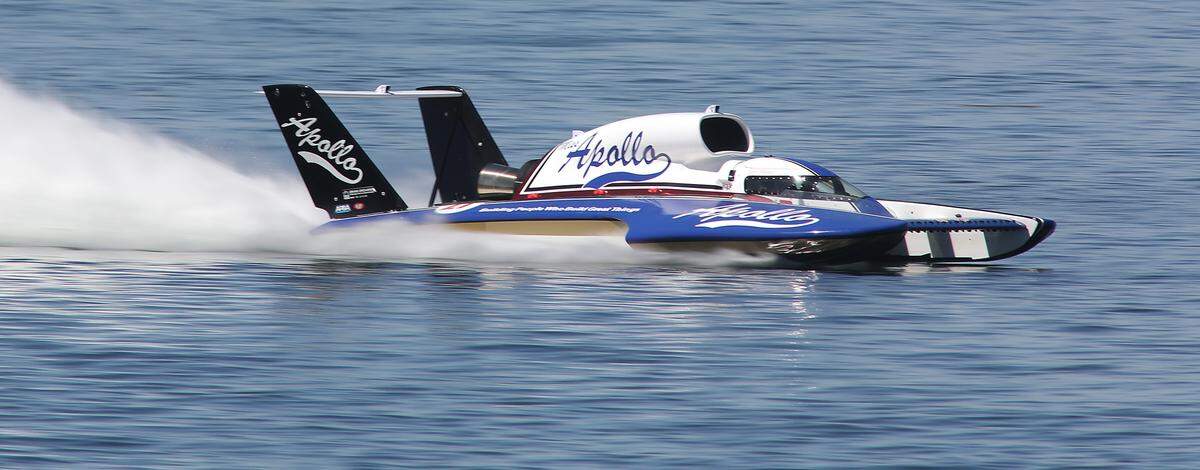 Dave Villwock pilots the U-27 Miss Apollo unlimited hydroplane over the Columbia River during Friday’s qualifying.