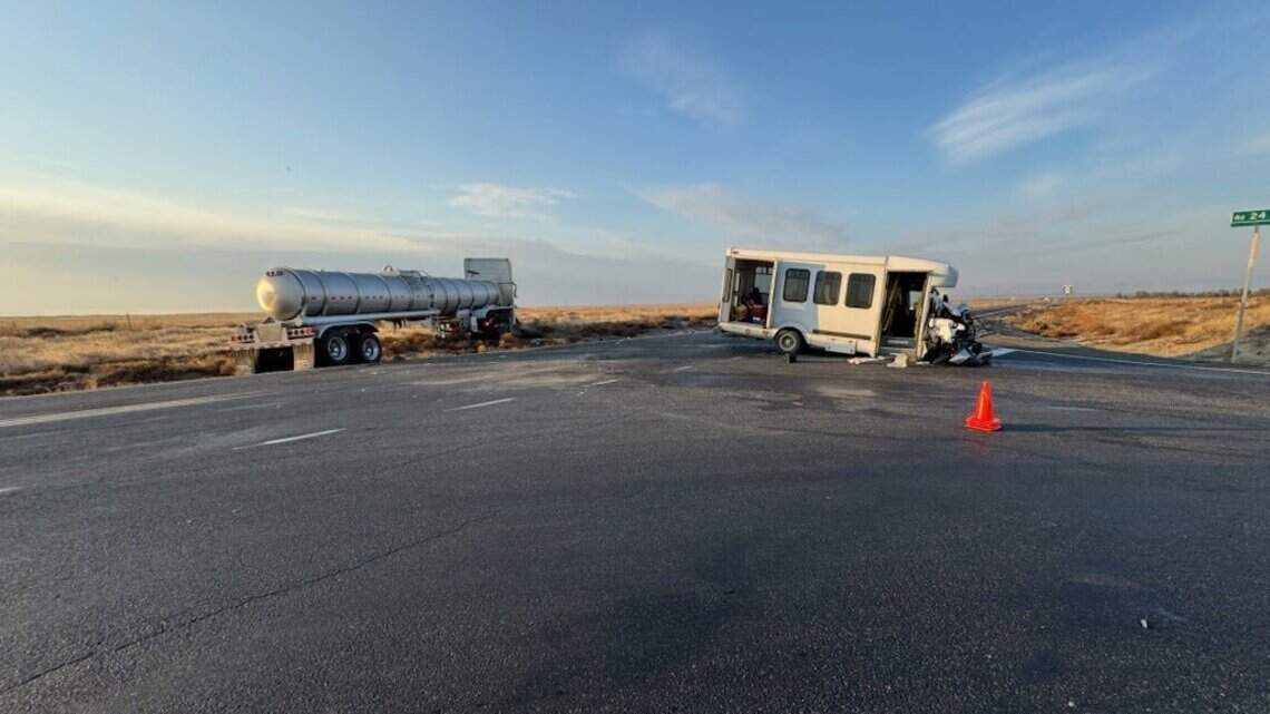 12 ag workers hurt after bus and semi crash near Vernita Bridge