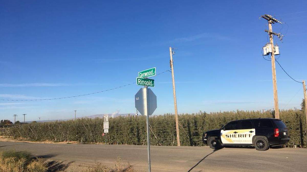 Franklin County deputies are searching for a pair of burglars that ran after a botched burglary in Franklin County