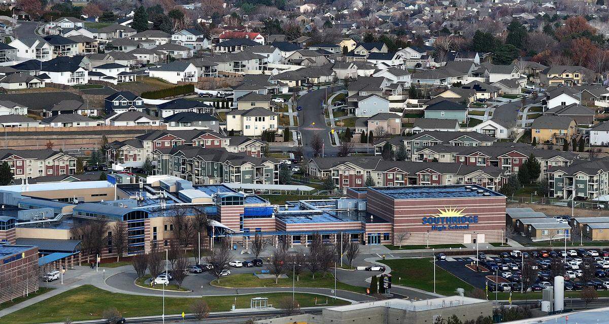 Southridge High School campus and surrounding apartments and housing developments in Kennewick.