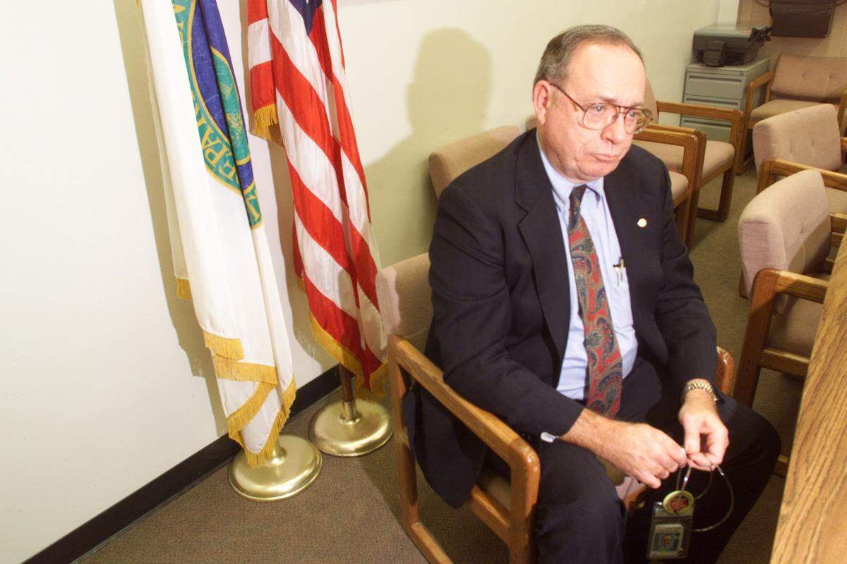 John Wagoner, Department of Energy’s Hanford manager, announce his upcoming retirement at a press conference in December 1998. He died June 6, 2024.