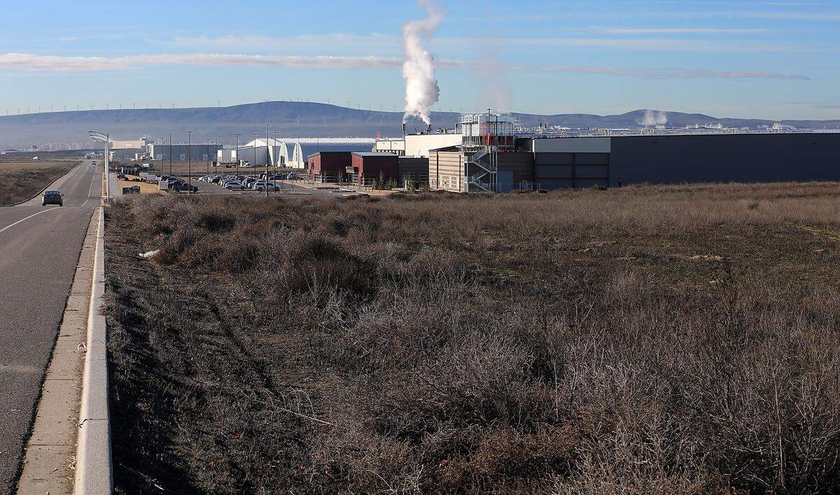 A SEPA checklist was recently submitted for a site at 5700 N. Capitol Ave. in Pasco for an 87,750 square-foot warehouse building to be used as a delivery station. The proposal also includes site improvements and stormwater management infrastructure. The construction plans called Project Hawk, adjacent to the Reser’s proscessing plant, appears connected to Amazon.