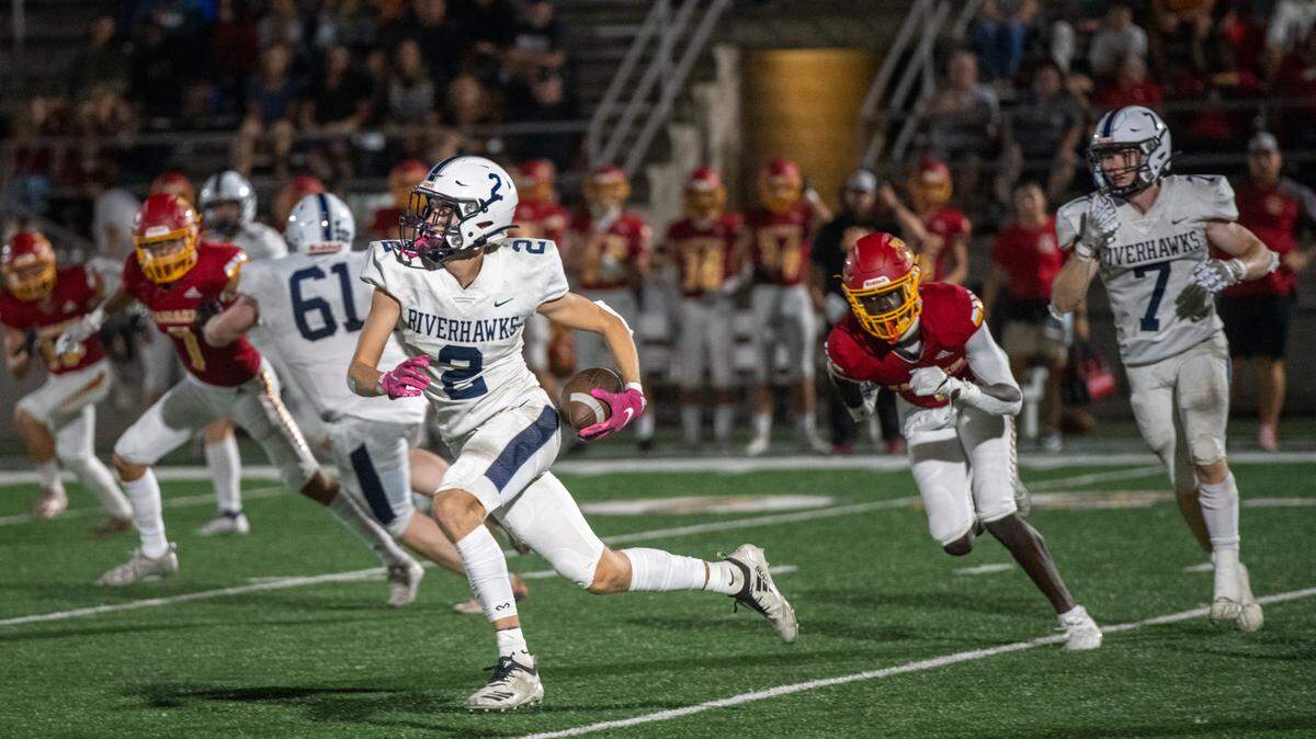 Chiawana’s Kade Smith caught two touchdown passes against Walla Walla on Friday. Here he runs for 73 yards against Kamiakin on Sept. 2.