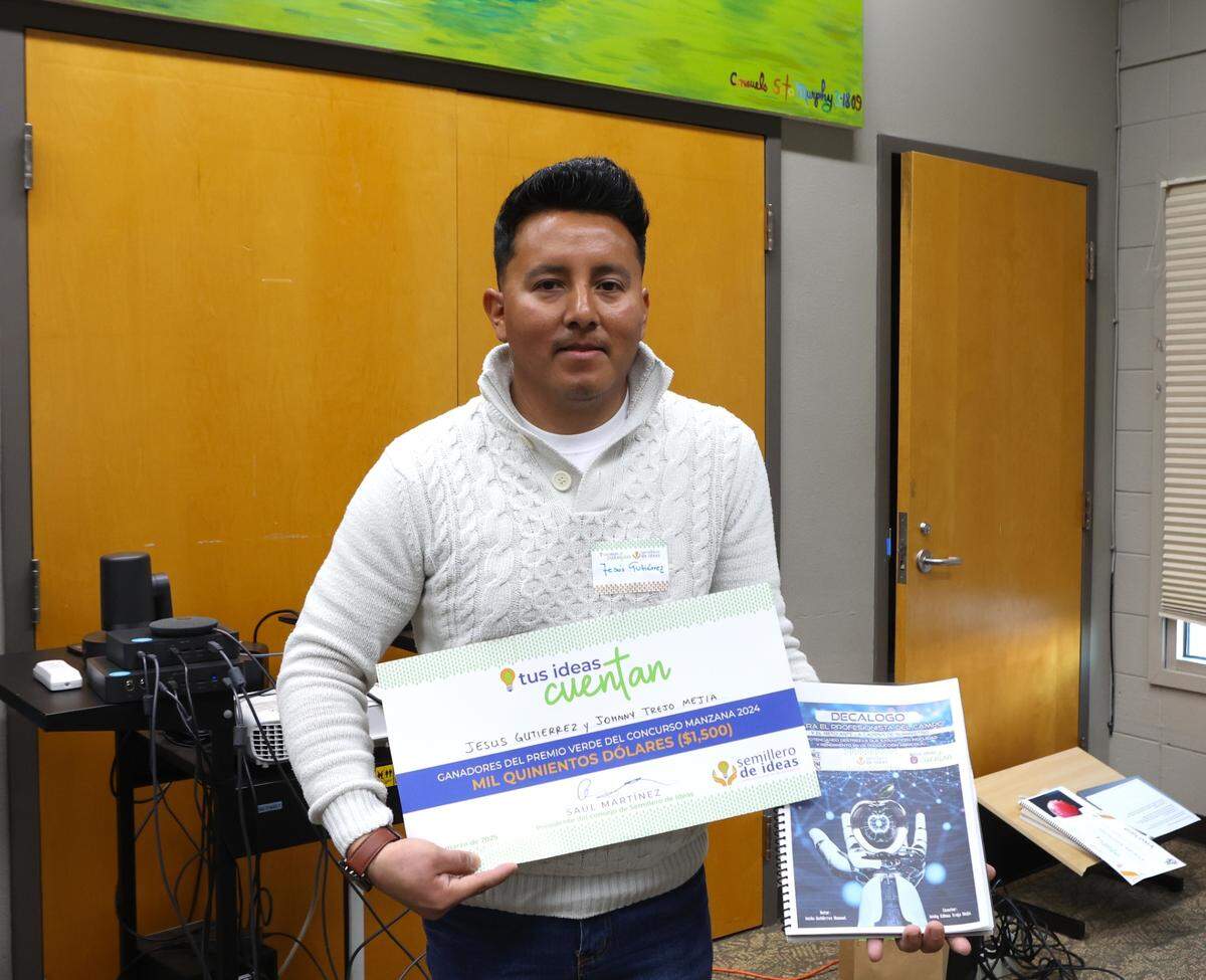 Jesús Gutiérrez is an H-2A worker for Stemilt, one of the major fruit growers and packers in the U.S based in Wenatchee. Gutierrez won an honorable mention award from Semillero de Ideas for his 10-point training proposal for farmworkers and managers.