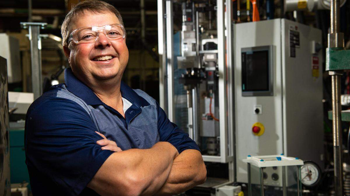 Kevin Simmons and his colleagues at PNNL not only are helping understand the materials challenges associated with the hydrogen infrastructure, but they work with industry to perform risk analysis and provide expert recommendations for improving the safety of hydrogen activities — efforts that will inform hydrogen technology codes and standards.