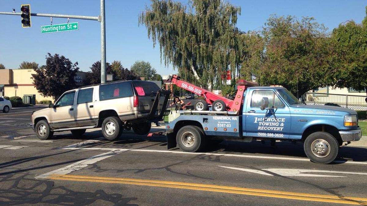 Kennewick police caught a man who made a 200-yard dash before getting cornered by officers.