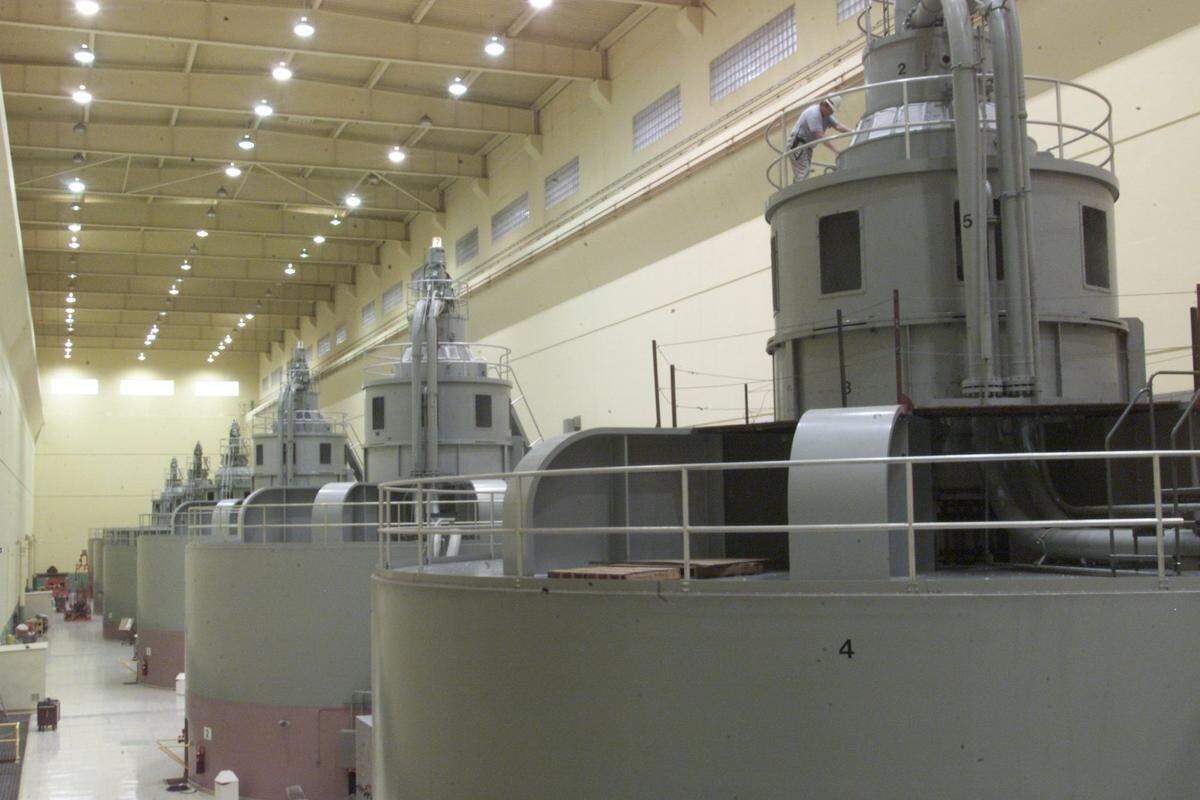 The hydraulic turbine generator inside the powerhouse at Ice Harbor Dam. 