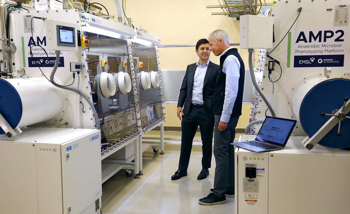 CEO Jason Kelly of Ginkgo Bioworks, left, shows Energy Secretary Chris Wright the new Anaerobic Microbial Phenotyping Platform, known as AMP2, on the Pacific Northwest National Laboratory campus in Richland.