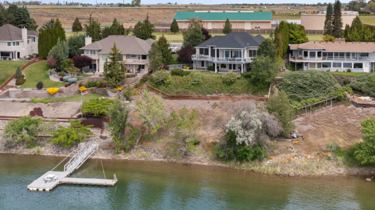 This Pasco home has all the features one would want in waterfront property — upscale kitchens and bathrooms, lots of windows and broad river view.