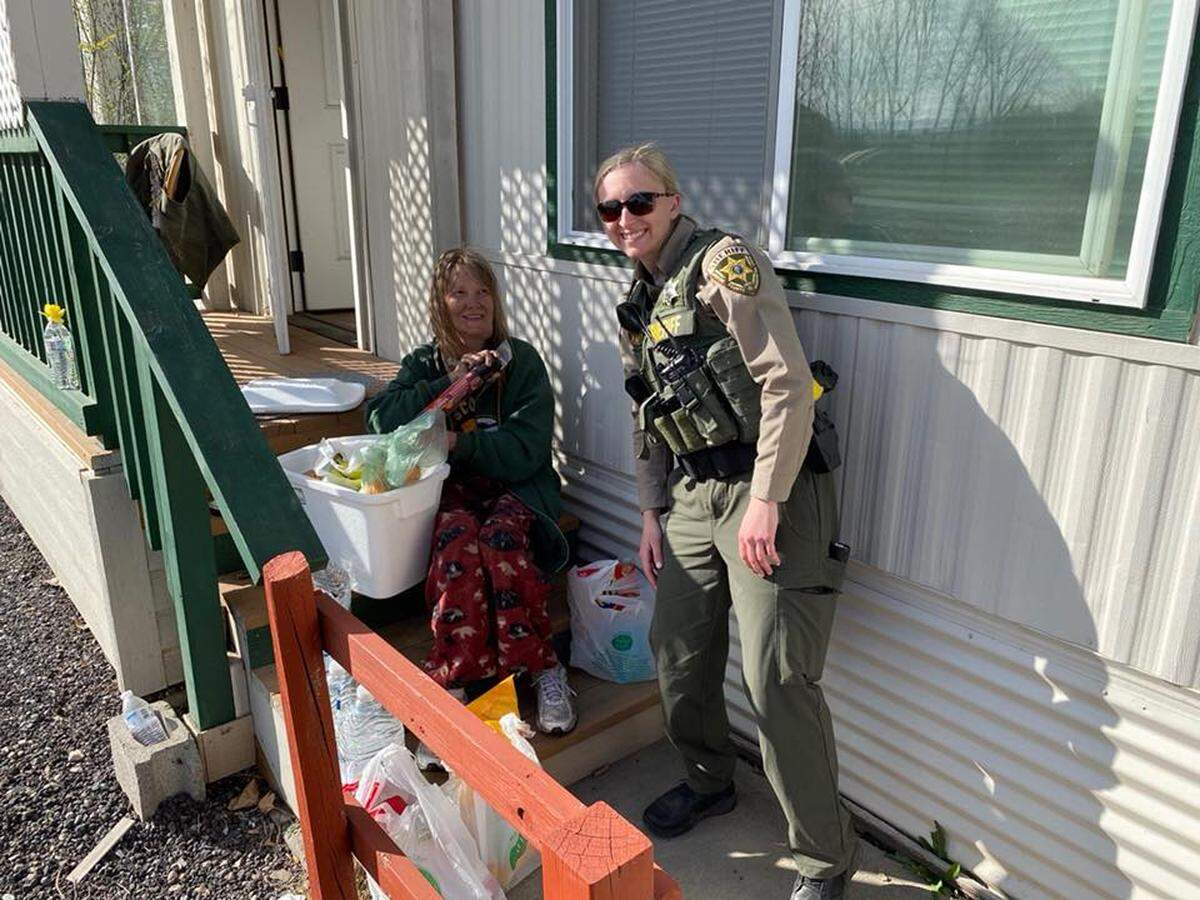 Benton County Deputy Payten Hart made the extra effort to help a woman who needed some groceries.