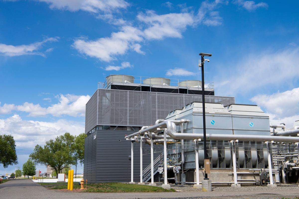 PNNL’s Heat Transfer Building allows waste heat from supercomputers to heat nearby buildings on campus, including the new Energy Sciences Center and the Grid Storage Launchpad, currently under construction.