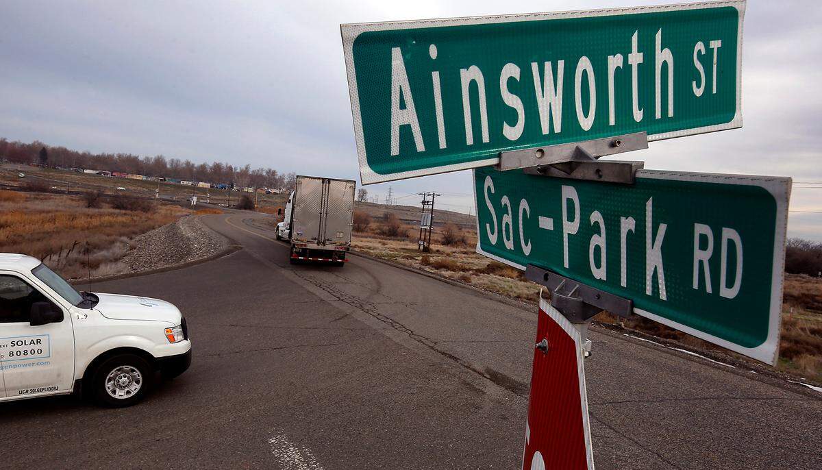 Traffic turns onto Sacajawea Park Road from Ainsworth Street near the Big Pasco Industrial Center towards the Lakeview Mobile Home Park in east Pasco. Officials say traffic coming to the two new Amazon warehouses on Road 40 from the south will likely be almost exclusively employee vehicles.