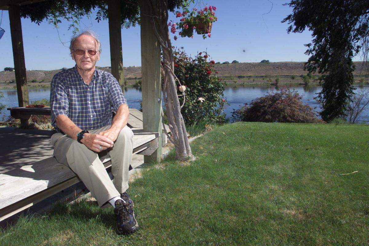 Herald/Richard Dickin Retired Battelle engineer John Fox is the newly appointed Richland councilman. Fox, 74, was appointed to fill an open seat on the council that was vacated by Terry Tanner, who resigned in August for ethical reasons.
