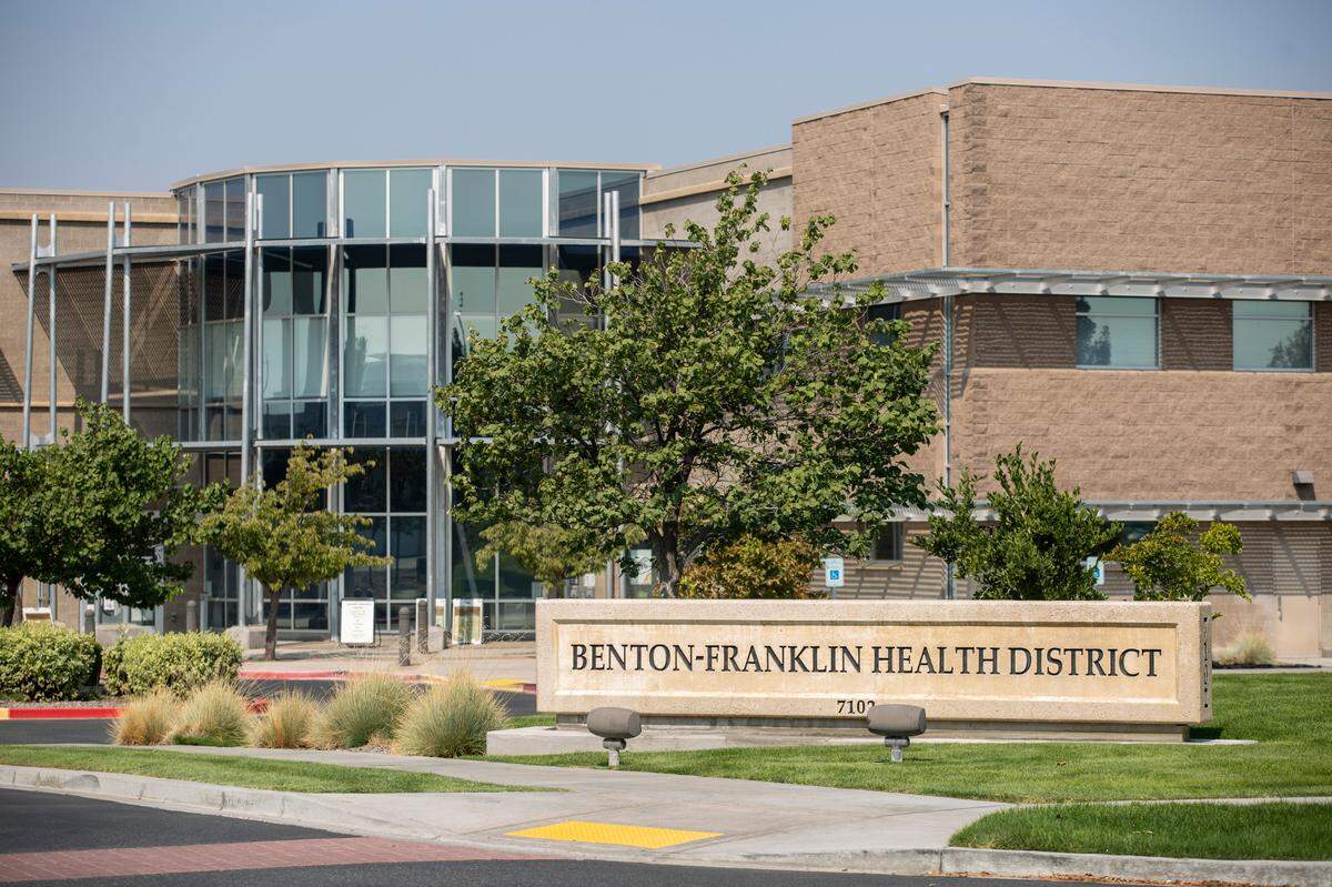 Two unions told the Benton Franklin Health District Board this week that staff had no confidence in district Administrator Jason Zaccaria.