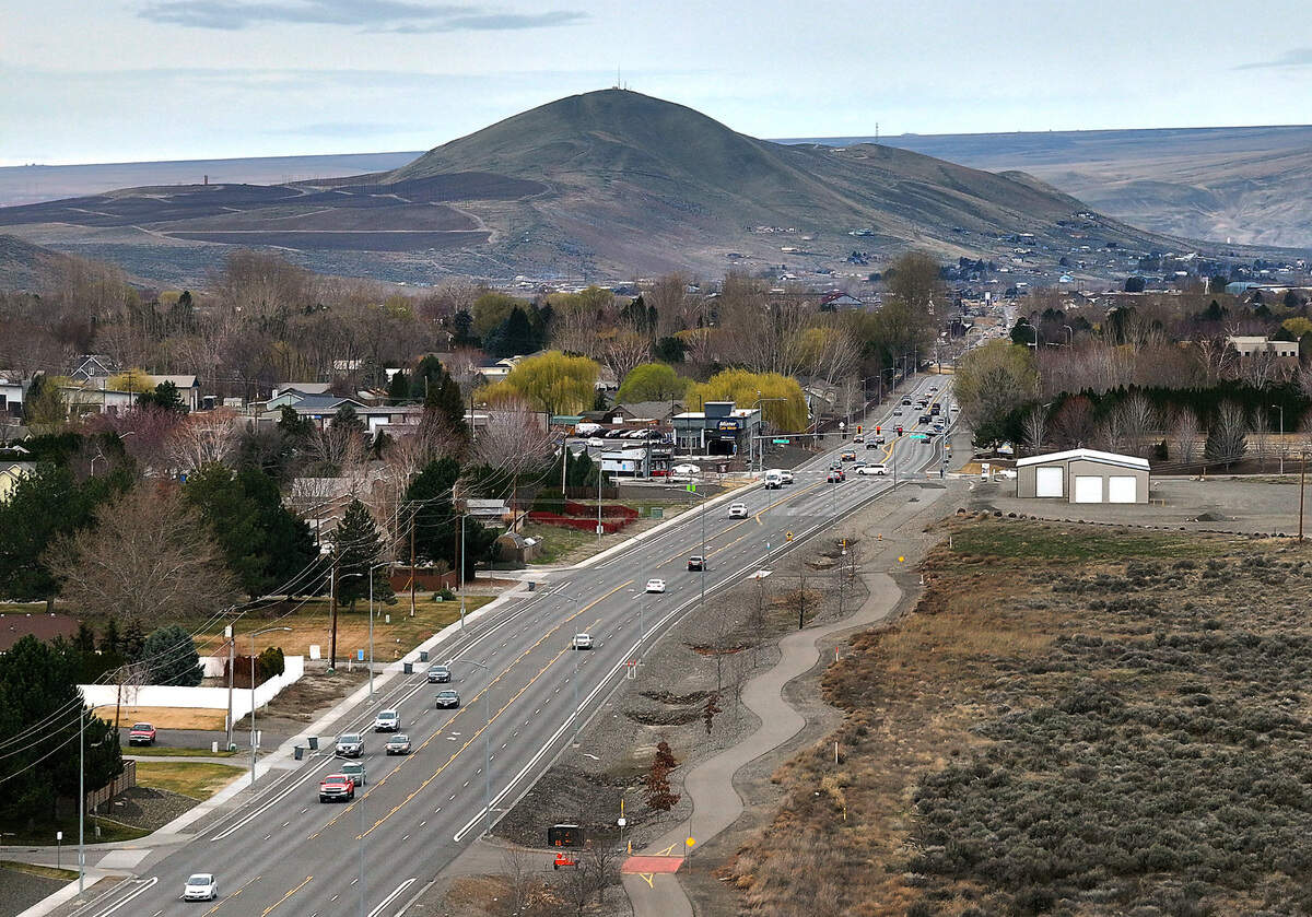 Keene Road showing intersection with Kennedy Road looking toward West Richland and Candy Mountain. Taken March 11, 2025