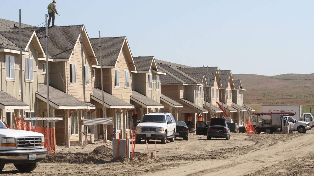 Work continues on Broetje Orchards’ $6.7 million expansion to its Vista Hermosa farmworker housing. The company is building six townhomes with 48 units each, which can be rented by up to 384 residents.