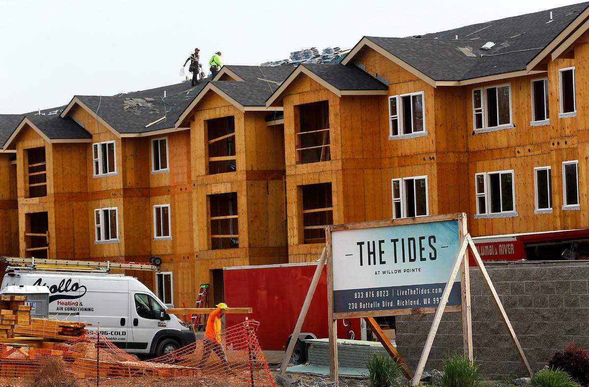 Construction workers work on the third and final phase of The Tides at Willow Pointe apartment complex in Richland.