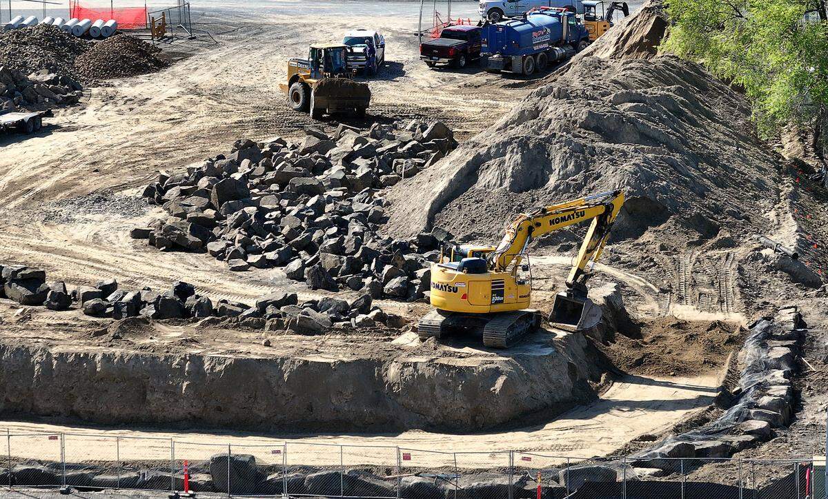 A $300,000 retaining wall is being built for the Surf Thru Express Car Wash off Highway 395 in Kennewick. The new automated car wash is the second of three in the Tri-Cities.