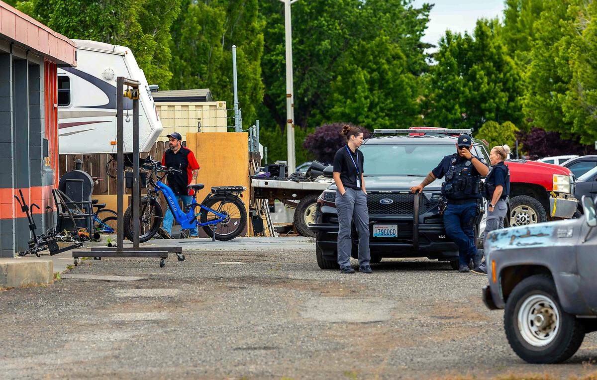 Richland Police officers outside of Tommy’s Garage at 294 Williams Blvd.