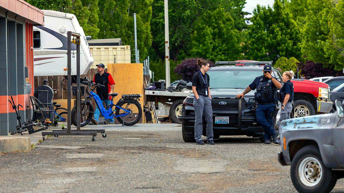 Richland Police officers outside of Tommy’s Garage at 294 Williams Blvd.