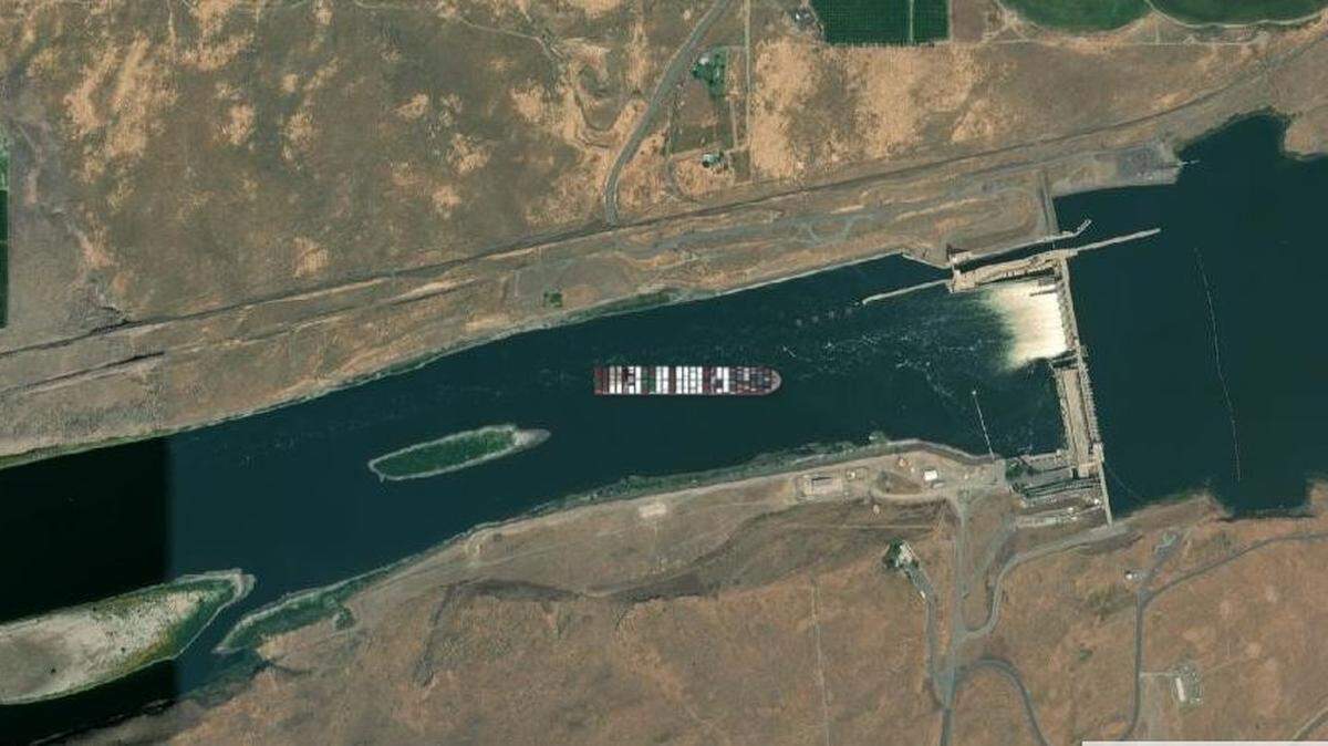 The Ever Given would have a hard time turning around and heading back if it turned up the Snake River toward Ice Harbor Dam.