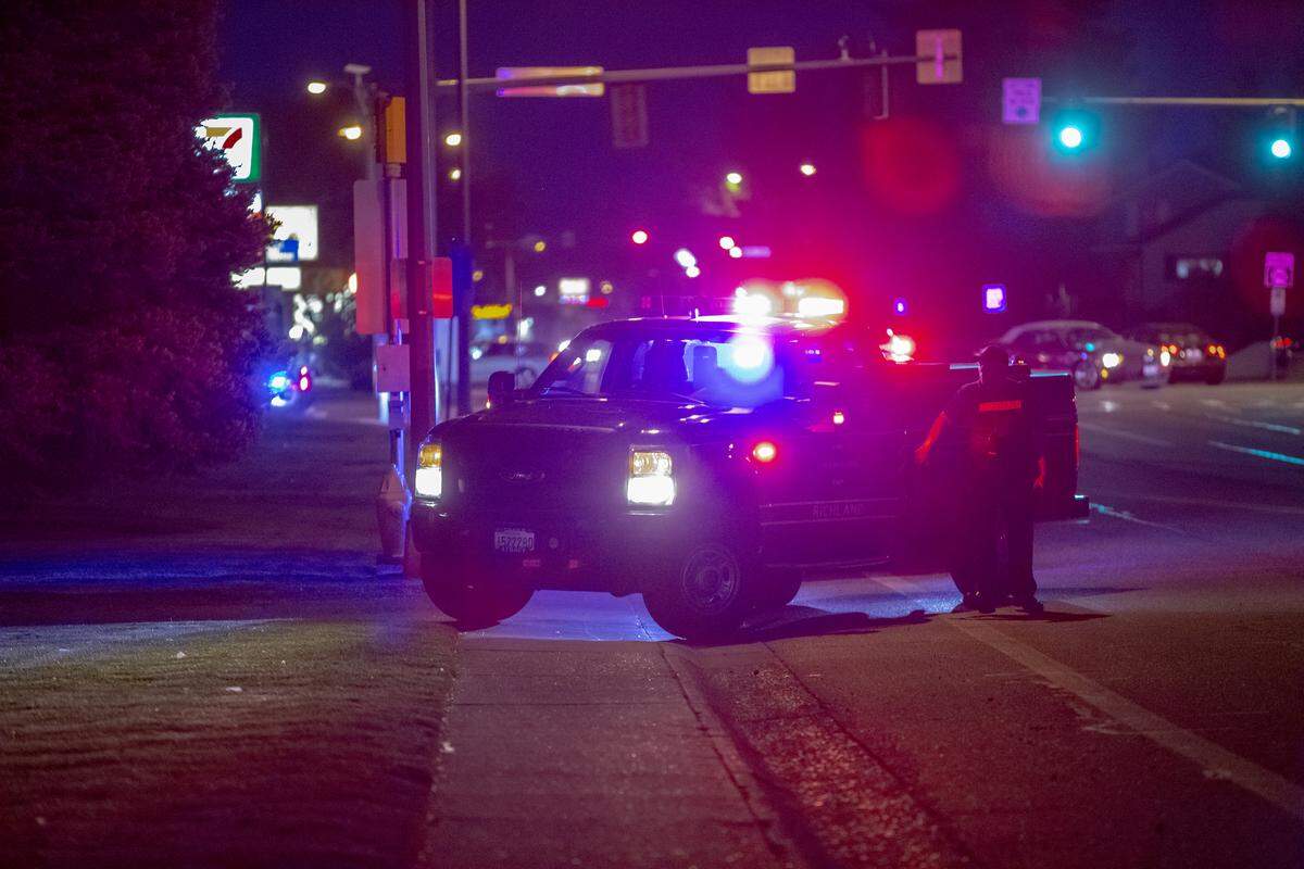 Richland police investigate a shooting at Columbia Park apartments Friday night. Daniel S. Rice died hours later.
