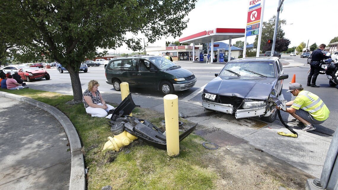 Kennewick fire hydrant sheared off in 3-car wreck near Burger King ...