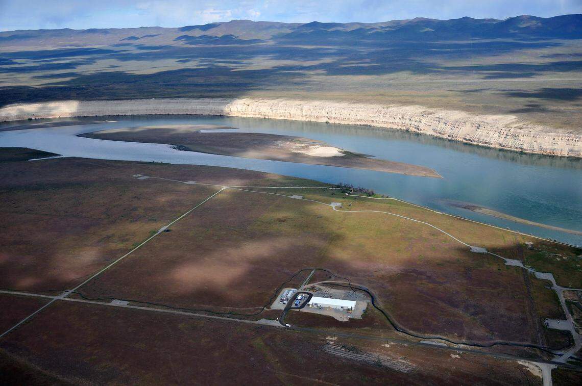 Situated near the Columbia River, the 100 HX groundwater treatment plant is treating contaminated water to remove chromium and returning water that meets drinking water standards to the ground through injection wells.