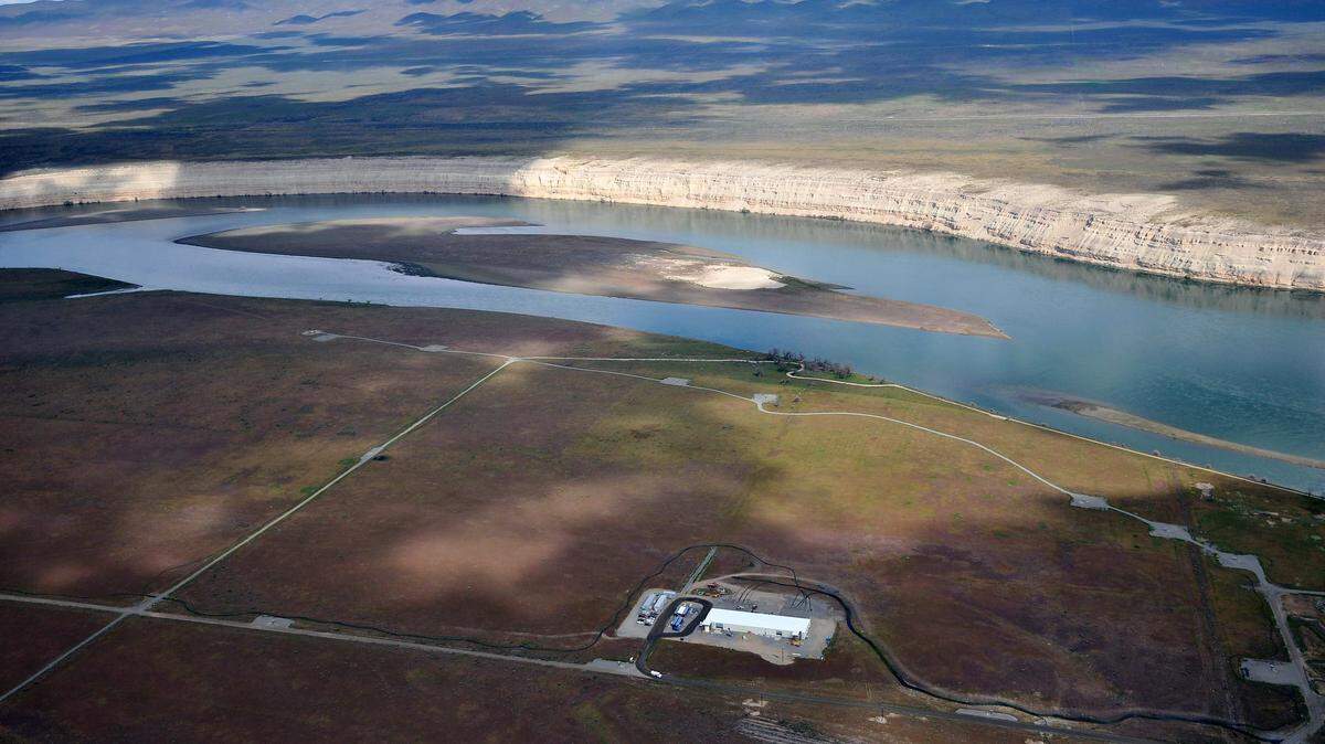 Situated near the Columbia River, the 100 HX groundwater treatment plant is treating contaminated water to remove chromium and returning water that meets drinking water standards to the ground through injection wells.