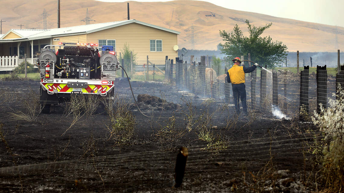 Update: 2-alarm fire scorches 500 acres, closes Hwy 225 near Benton City