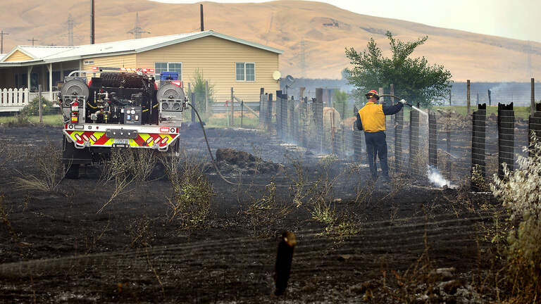 Update: 2-alarm fire scorches 500 acres, closes Hwy 225 near Benton City