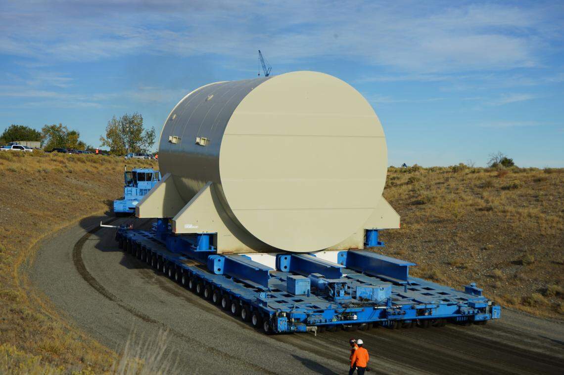 A “land transporter” with 320 wheels is used to carry reactor compartments the 25 miles from the Columbia River to the burial trench.